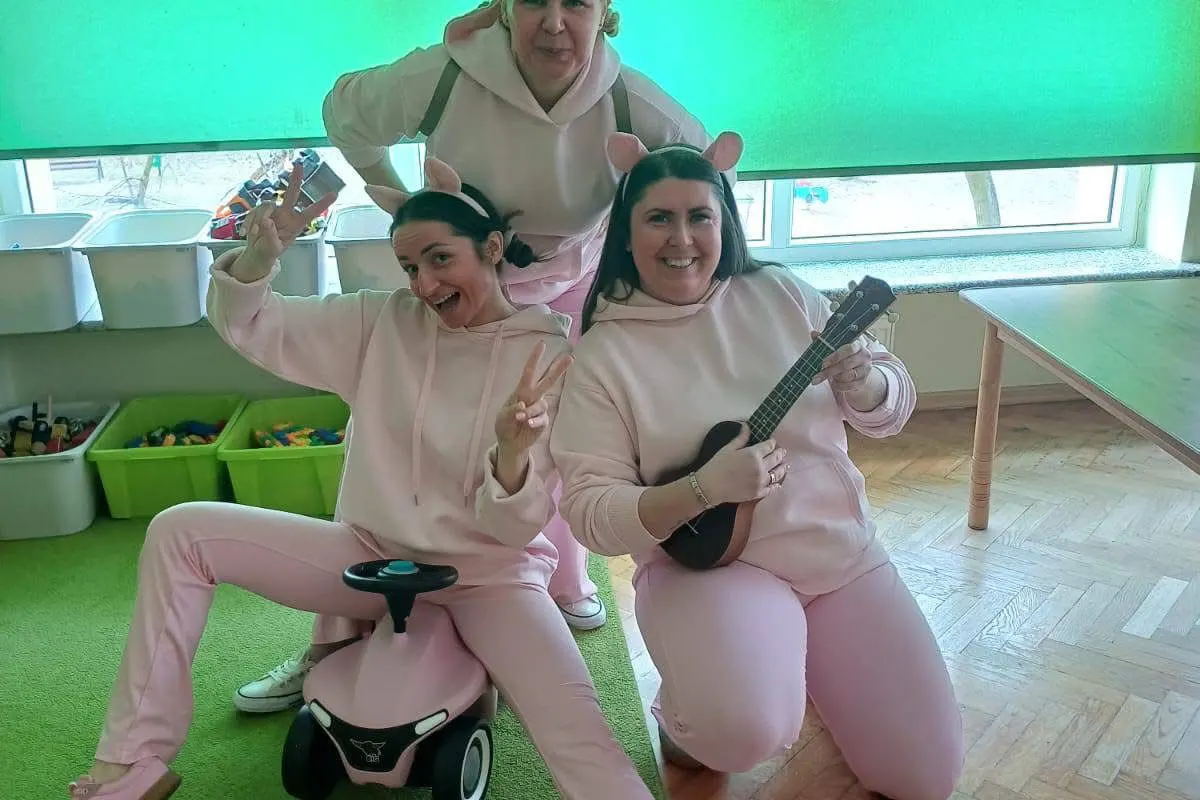  osoby dorosłe w przebrani...