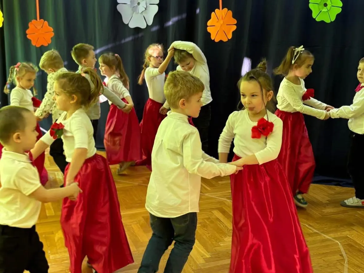  Dzieci w parach tańczą