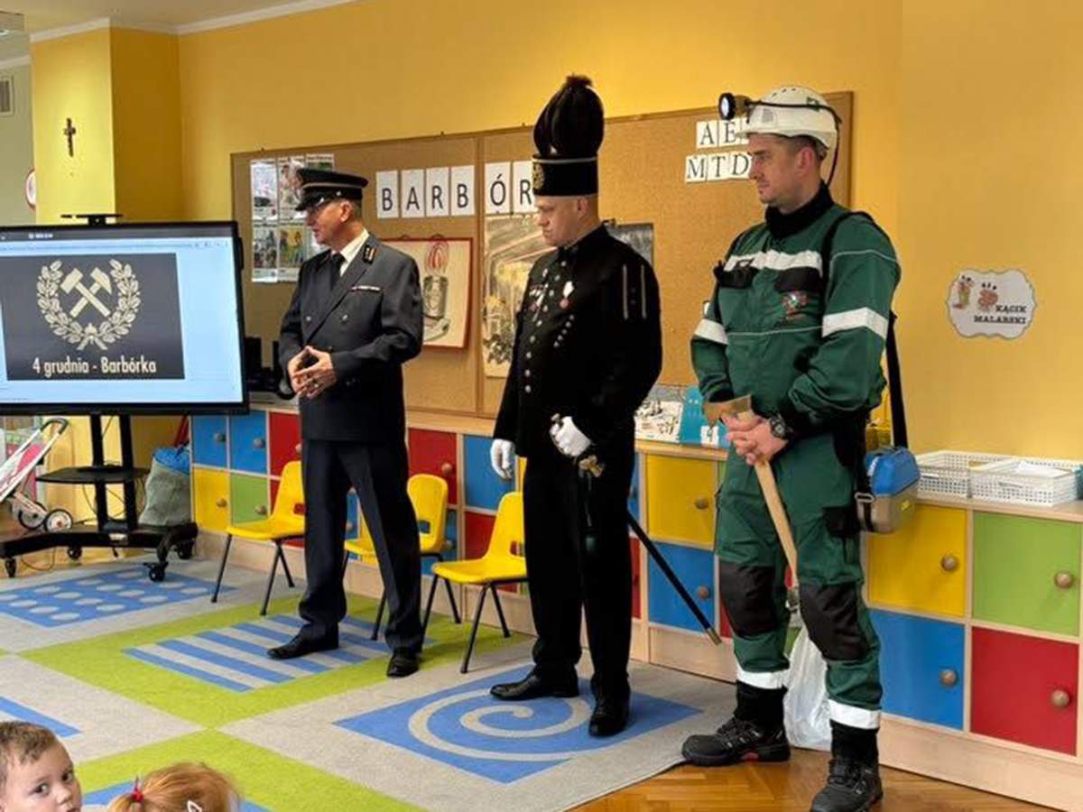  osoby dorosłe w przebrani...