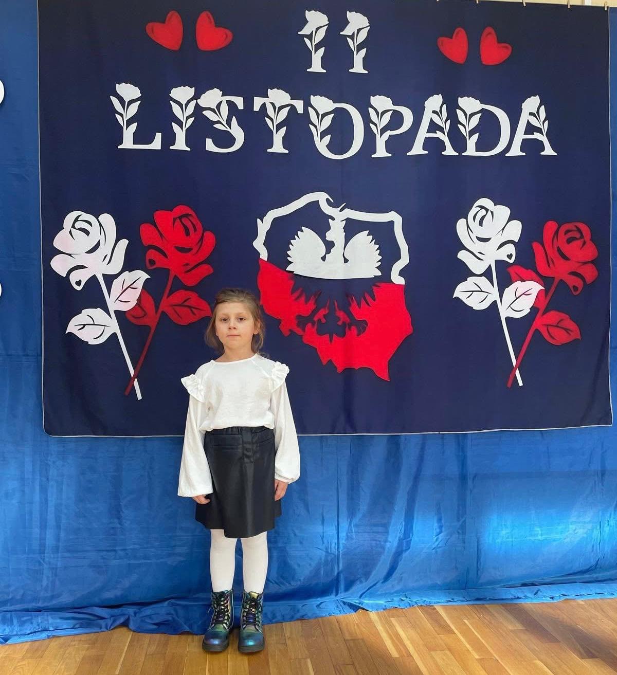  Dziecko przed plakatem