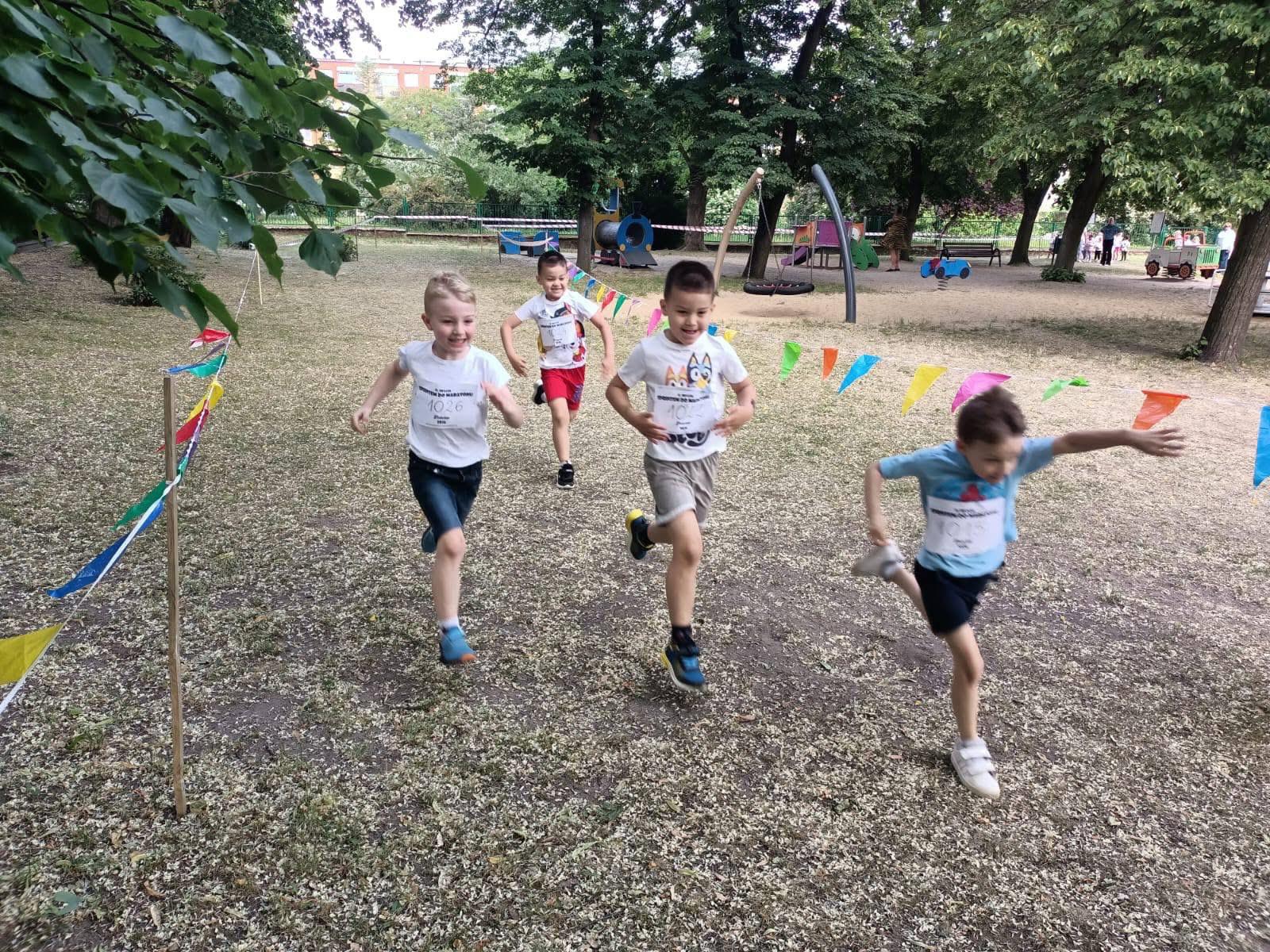 Dzieci w strojach sportow...