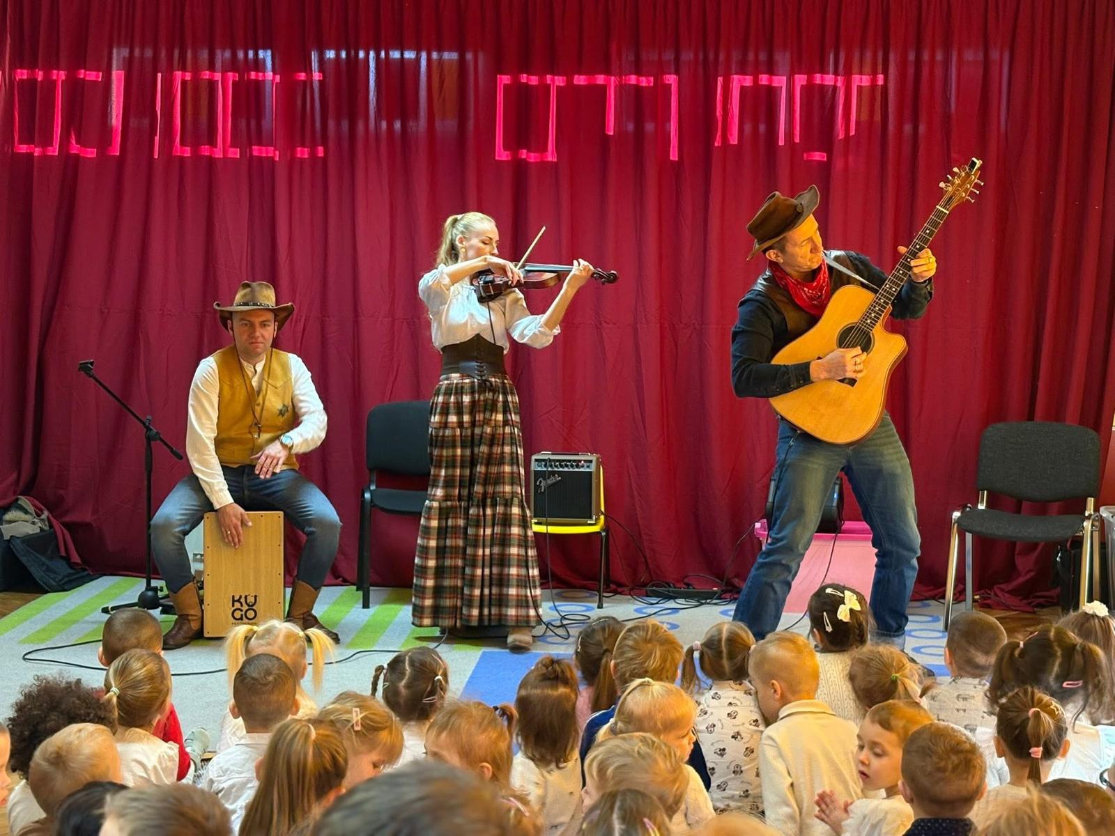  Dzieci i artyści na sceni...