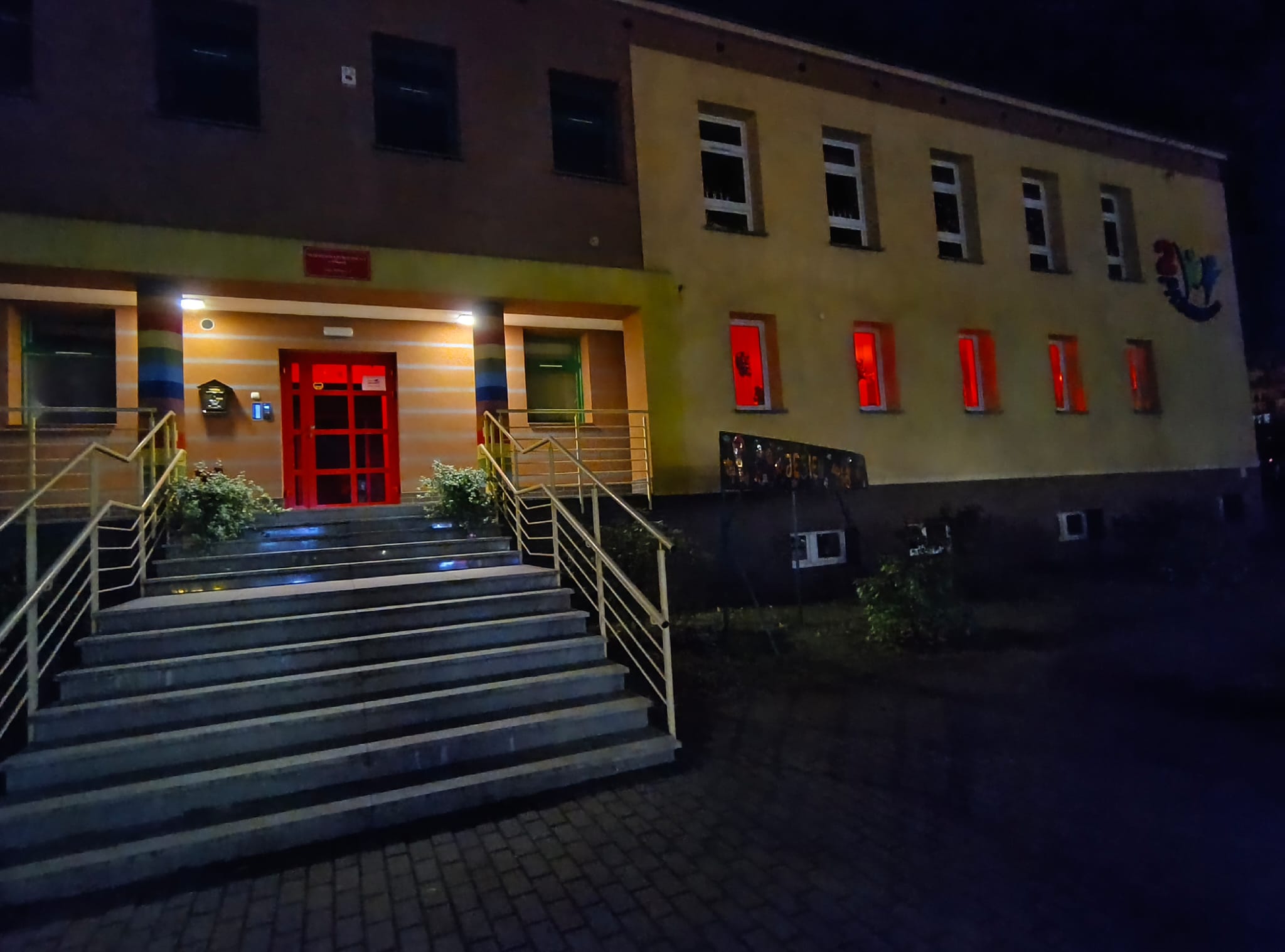  fragment budynku wieczore...