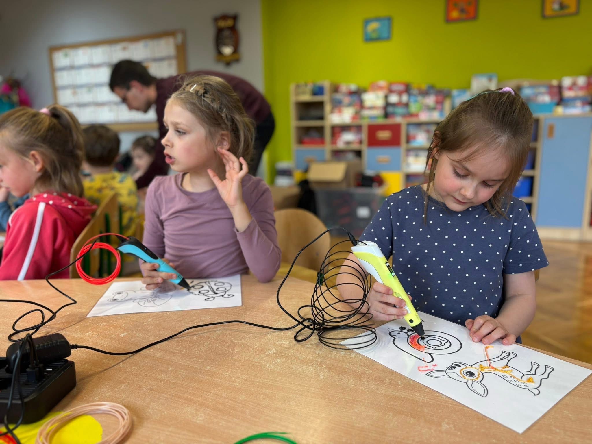  Dzieci przy stołach