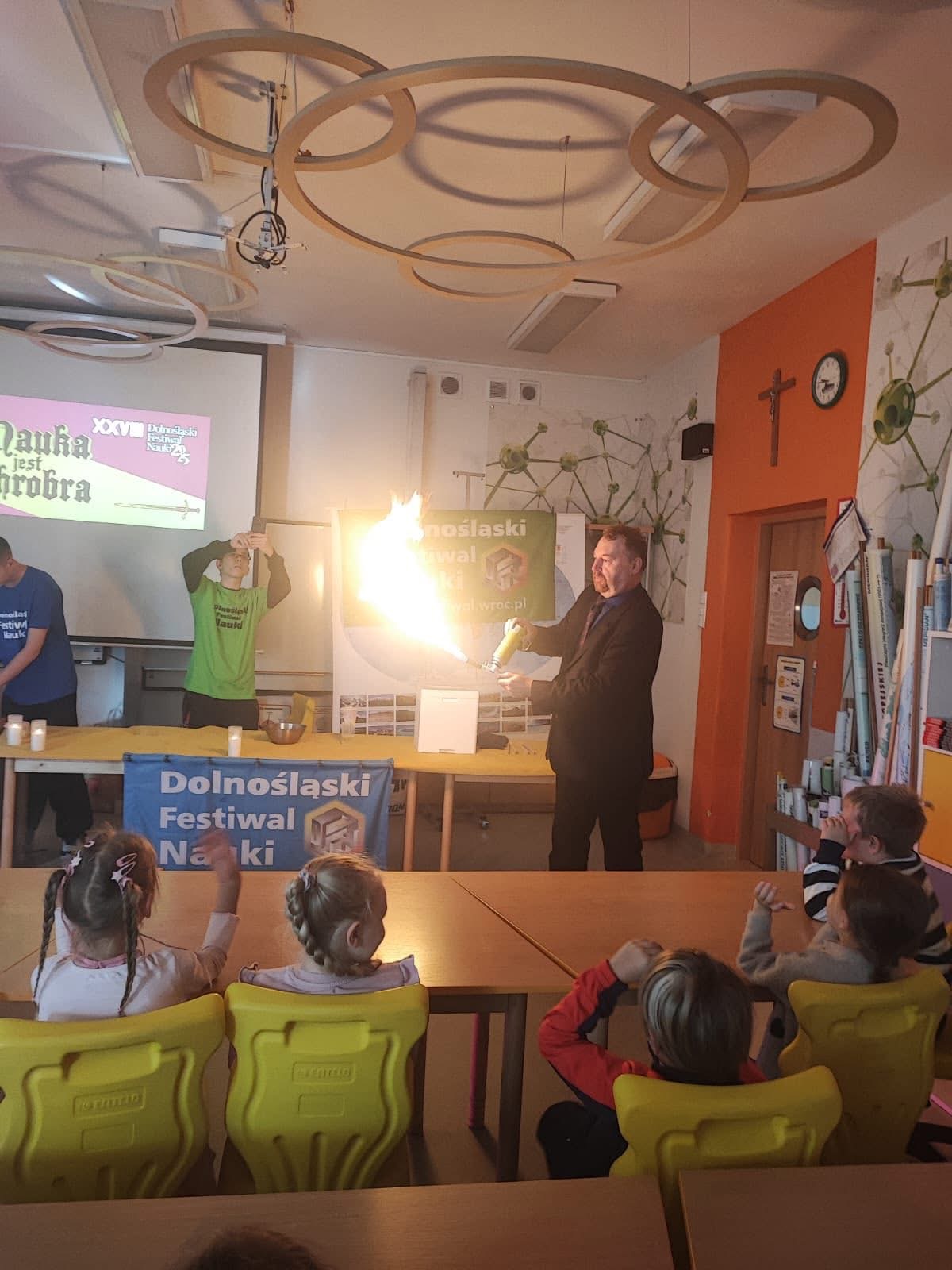  Dzieci siedzą na krzesłac...