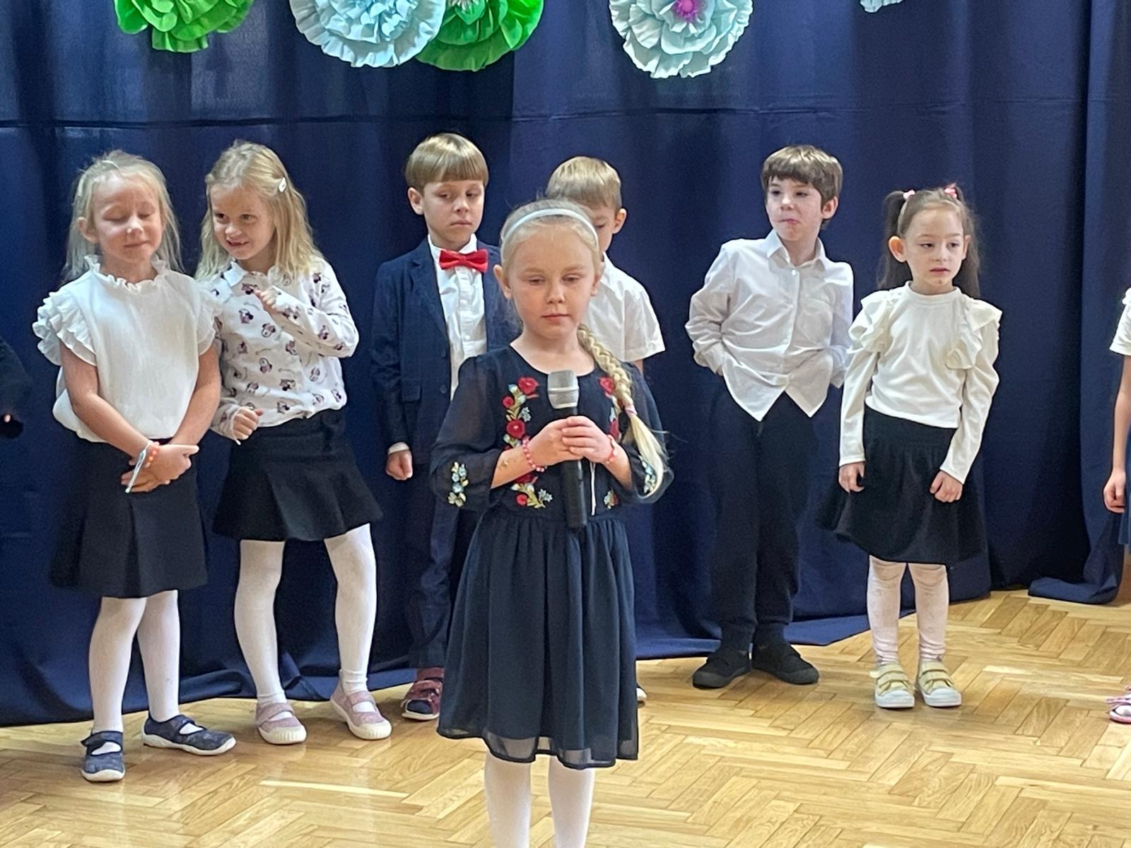  Dzieci ubrane galowo