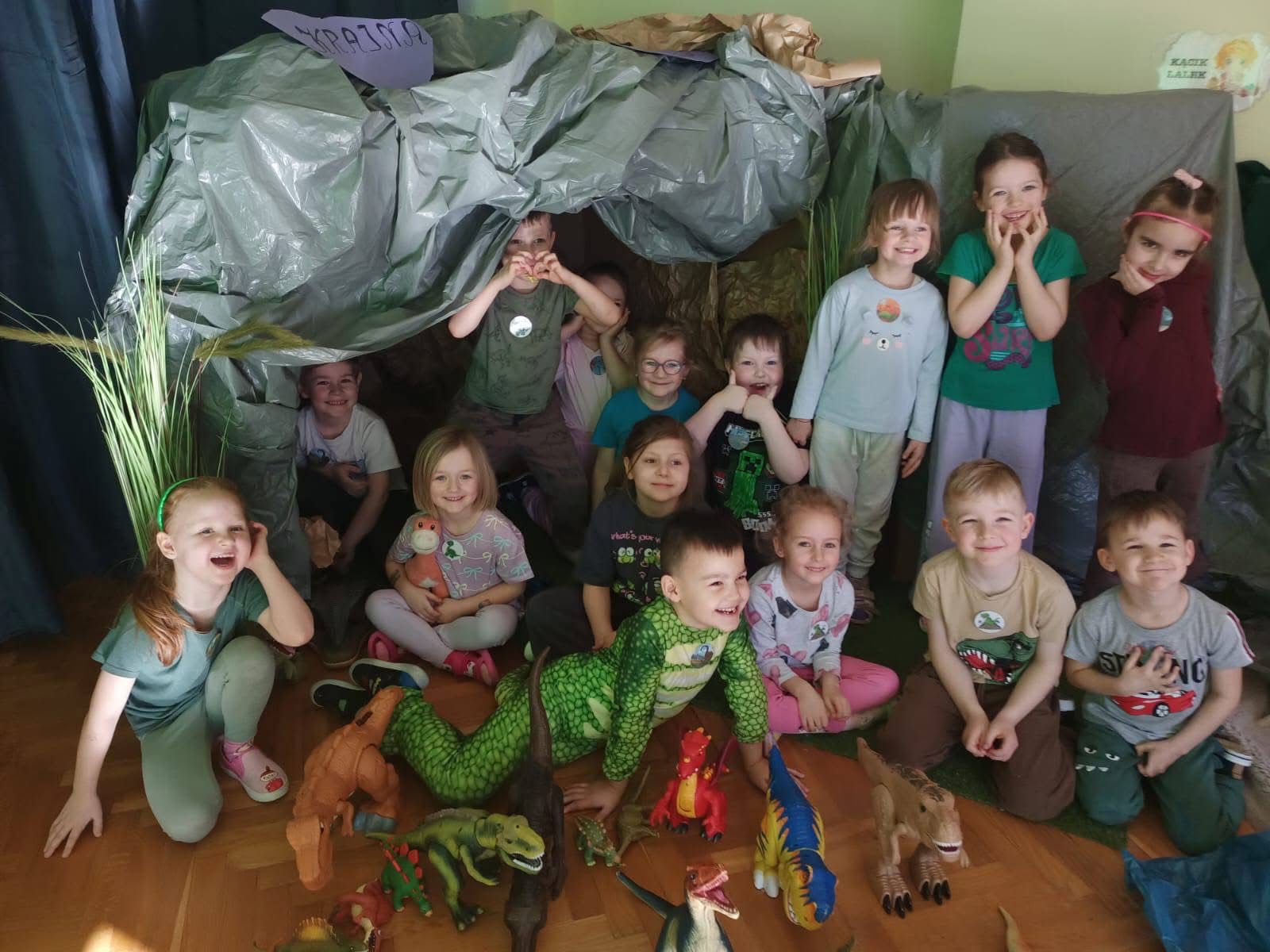  Dzieci na dywanie i zabaw...