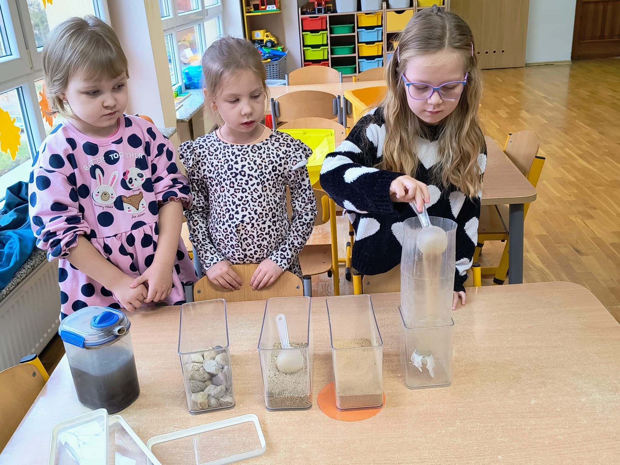  Dzieci stoją przy stole