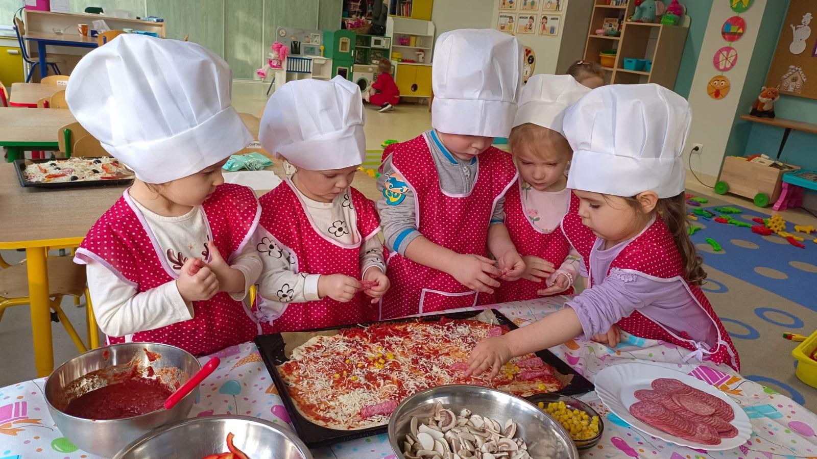  Dzieci w przebraniu i piz...