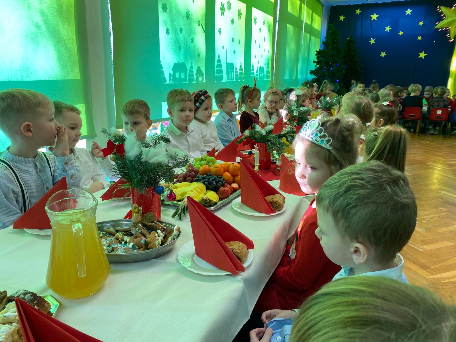  Dzieci przy stołach