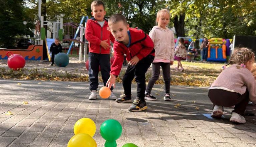 Dzieci na dworze i piłki