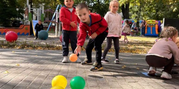 Dzieci na dworze i piłki